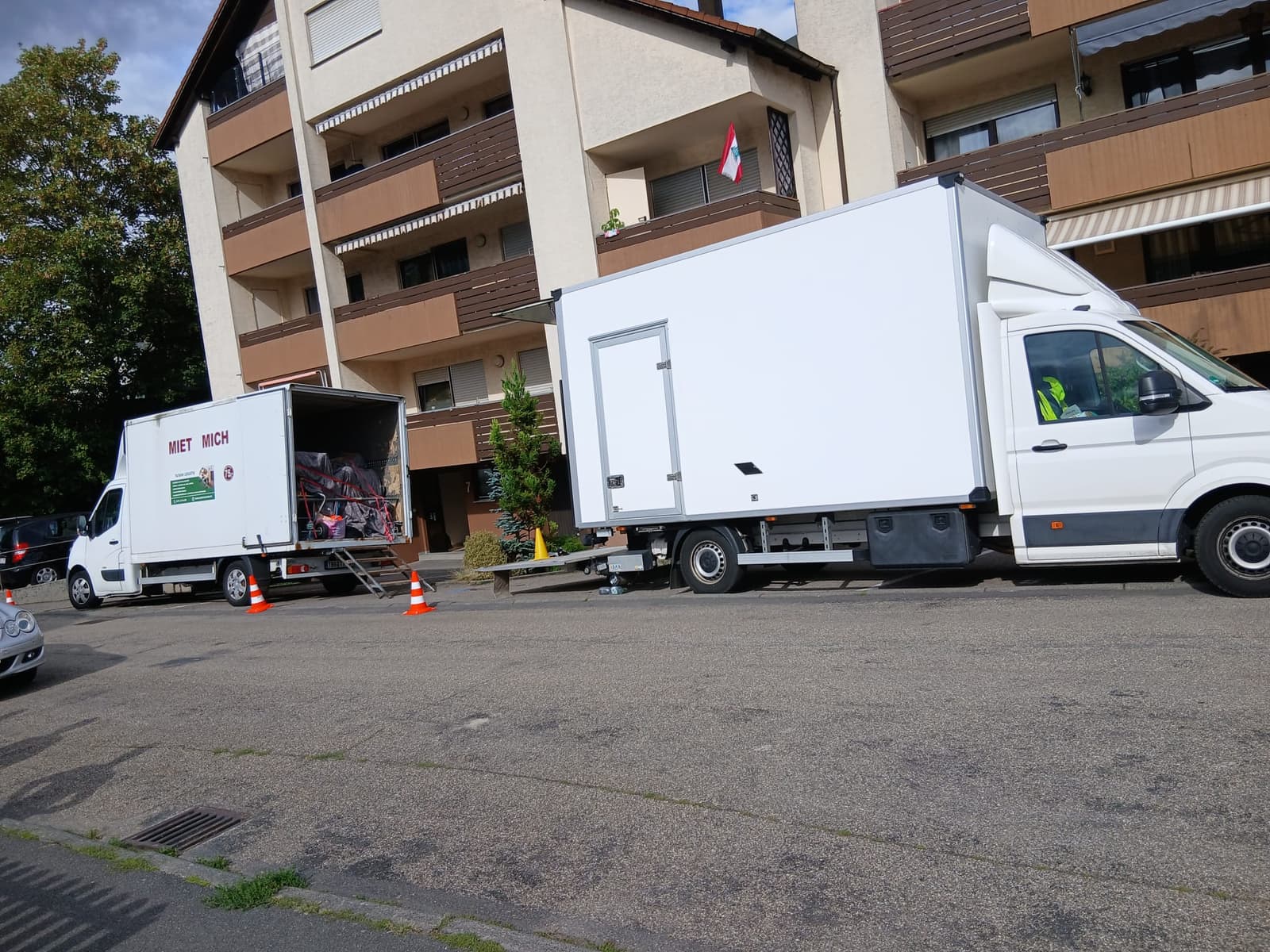Abtransport vor dem Haus: zwei Fahrzeuge, kurze Wege